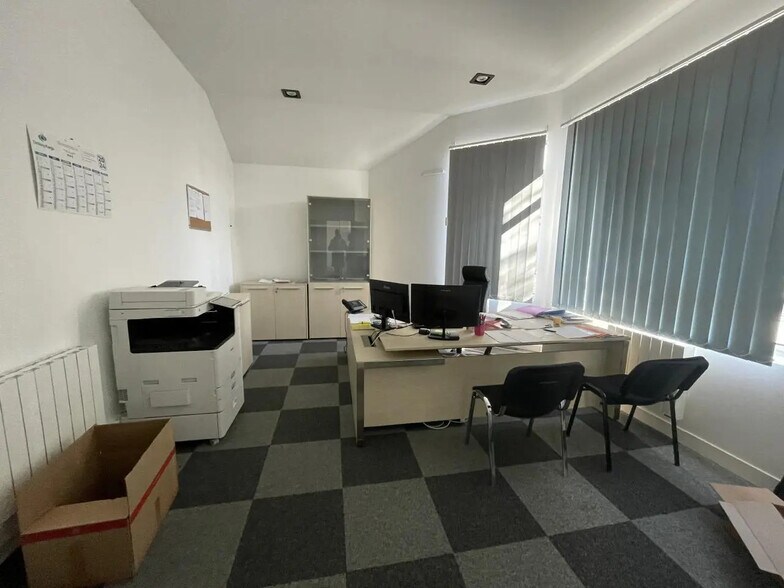 Local d'activités dans Linas à vendre - Photo du bâtiment - Image 3 de 14