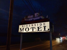 Iconic Mini-Motel with Riverfront Property - Motel