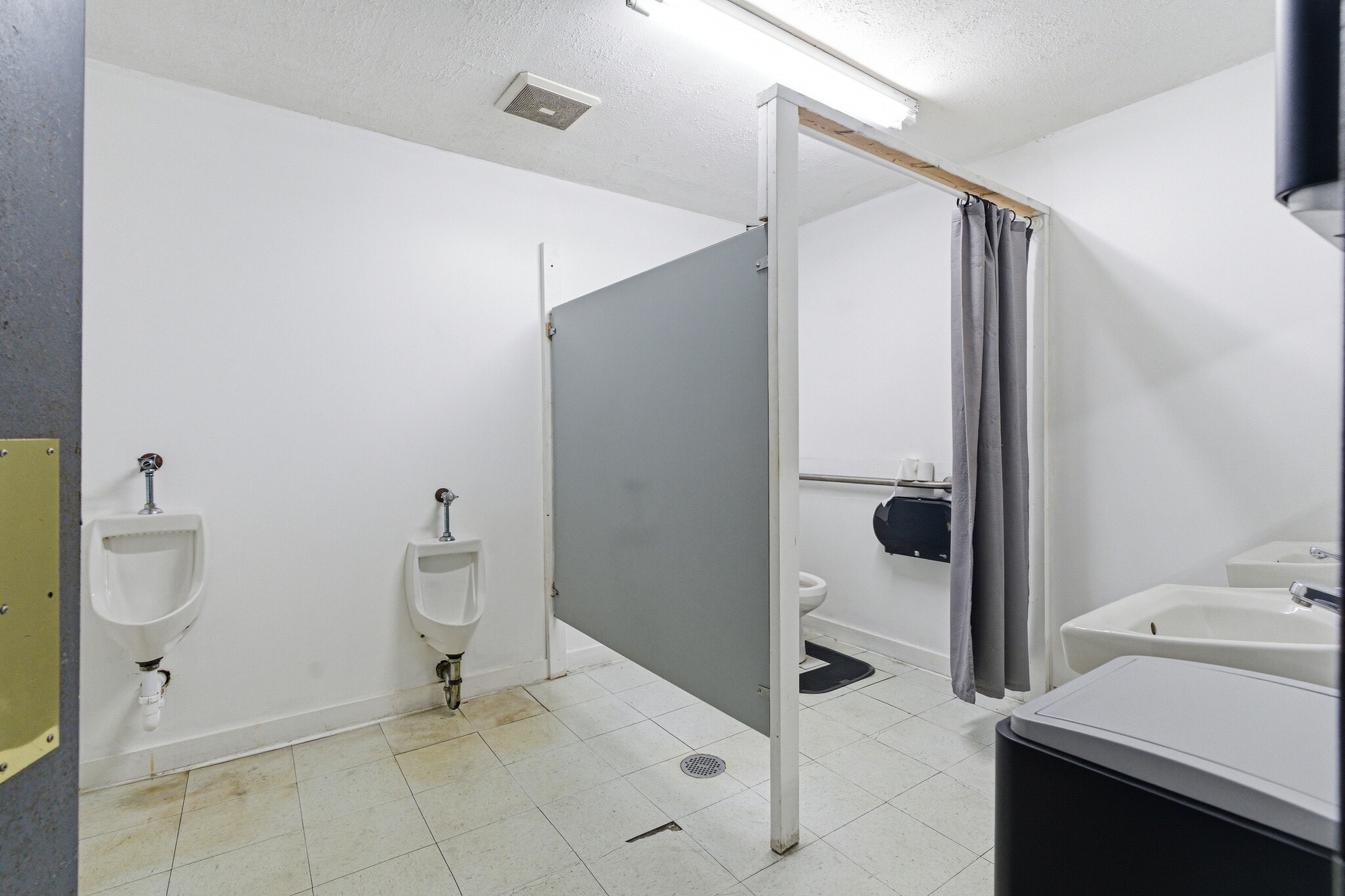 1165 N Wilson Rd, Radcliff, KY for lease Interior Photo- Image 1 of 8