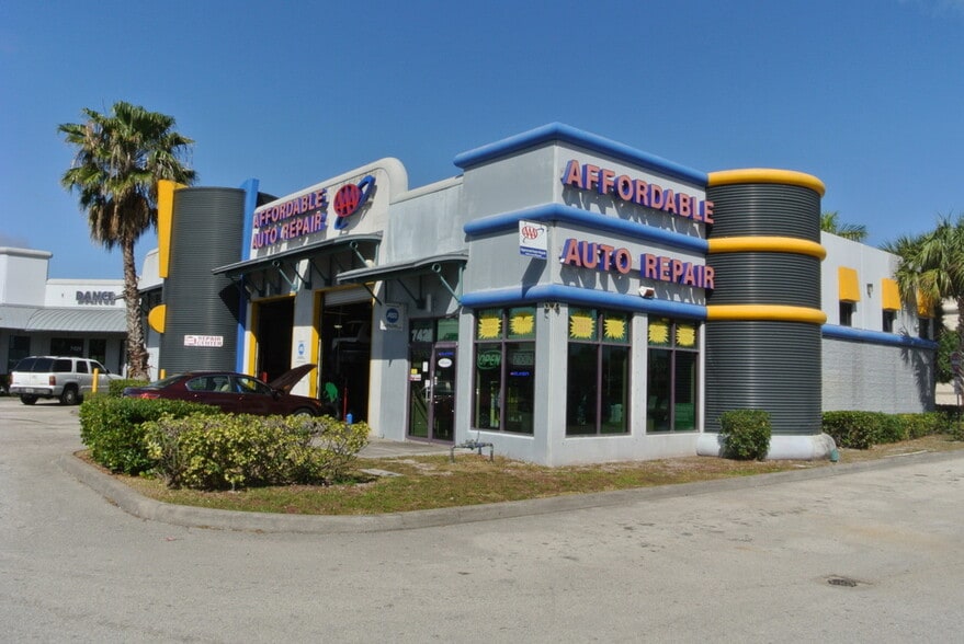 7427-7451 S Military Trl, Lake Worth, FL à louer - Photo du bâtiment - Image 3 de 9