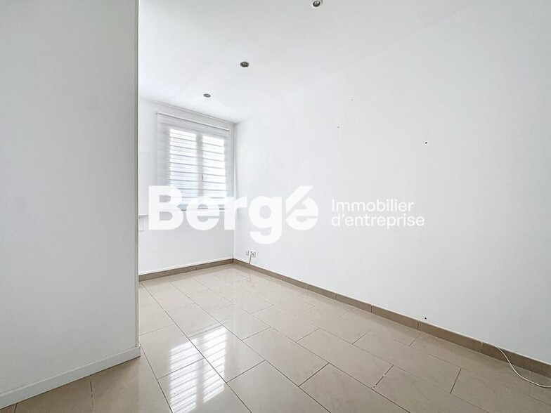 Retail in Vallauris for sale - Interior Photo - Image 3 of 10