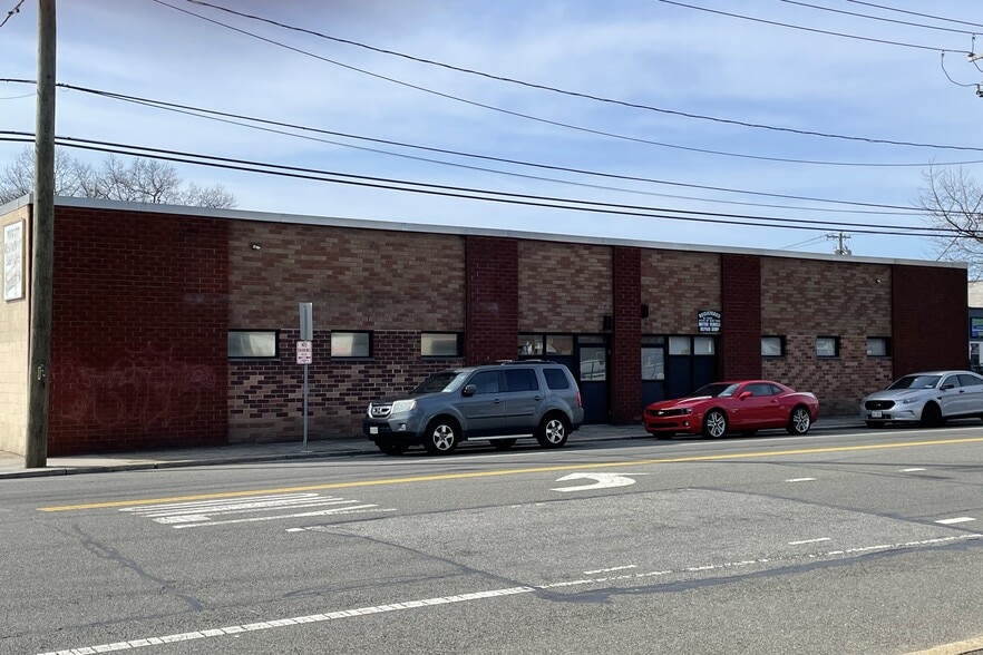 651-655 W Hoffman Ave, Lindenhurst, NY for lease - Building Photo - Image 1 of 9