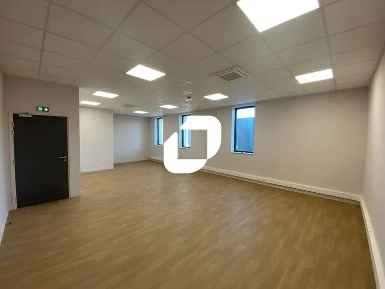 Flex in Persan for lease - Building Photo - Image 2 of 6