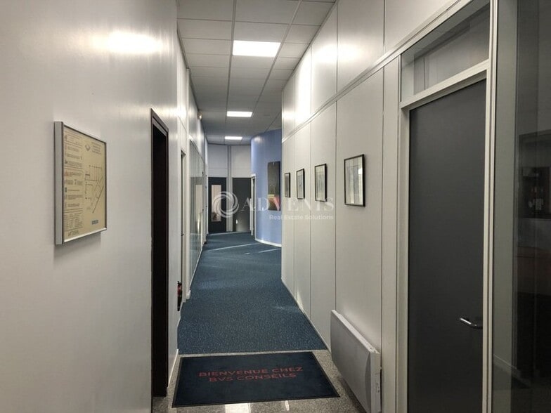 Office in Saint-Germain-en-Laye for lease - Interior Photo - Image 2 of 9