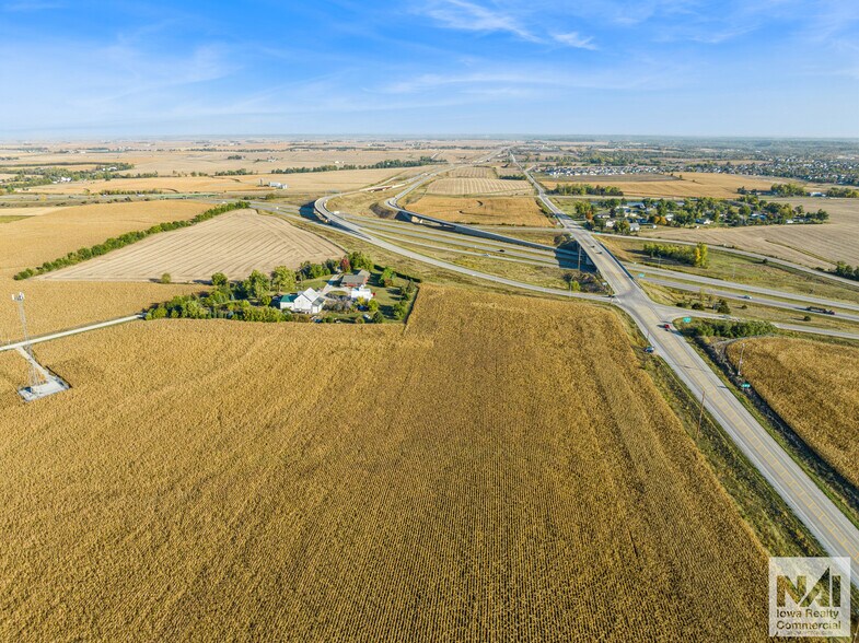 8401 Angle Rd, Cedar Rapids, IA à vendre - Photo du bâtiment - Image 2 de 12