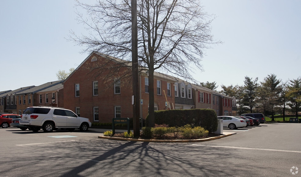 932 Hungerford Dr, Rockville, MD à vendre - Photo du bâtiment - Image 2 de 7