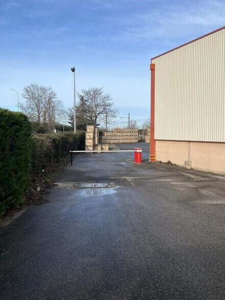 Flex in Mions for lease - Building Photo - Image 2 of 13