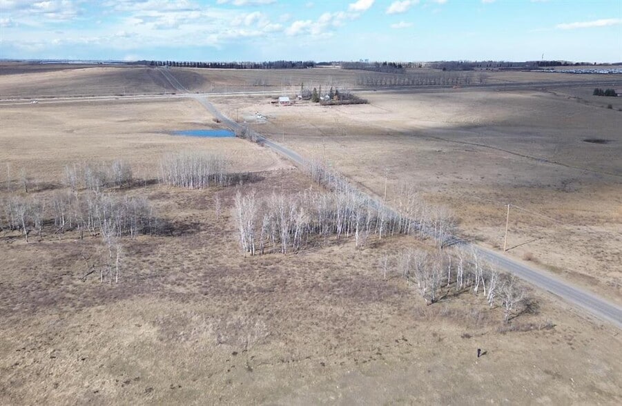 Hwy 22X (Spruce Meadows Trail West) & 128 St W, Foothills, AB à vendre - Photo du bâtiment - Image 2 de 3