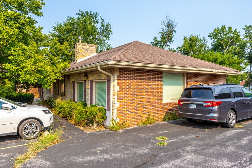 1011 Grand Ave, West Des Moines, IA à louer - Photo du bâtiment - Image 2 de 3