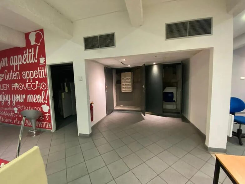 Office in Marseille for lease - Building Photo - Image 2 of 6