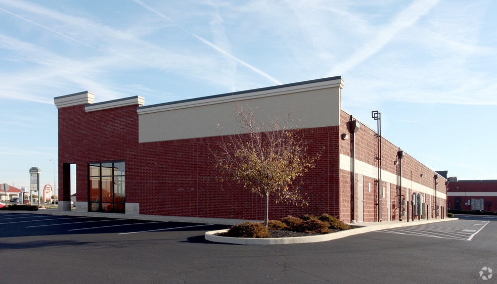 210 S Emerson Ave, Greenwood, IN à louer - Photo du bâtiment - Image 3 de 25