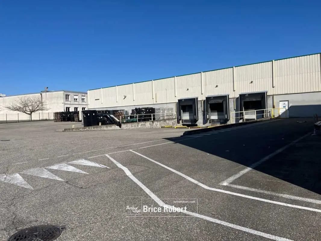 Flex in Saint-Priest for lease Building Photo- Image 1 of 8