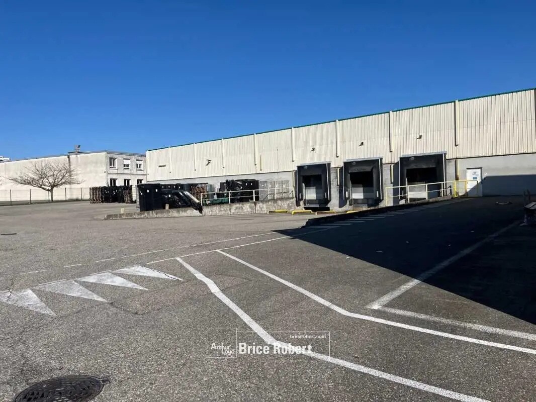 Flex dans Saint-Priest à louer Photo du bâtiment- Image 1 de 8