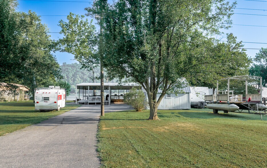 1042 KY-36, Milton, KY à vendre - Photo du bâtiment - Image 2 de 42