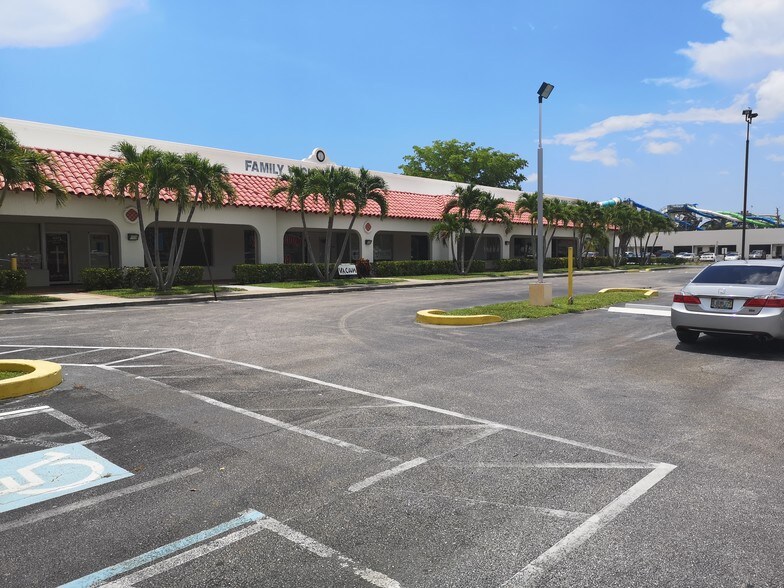 4415-4487 Westroads Dr, West Palm Beach, FL à louer - Photo du bâtiment - Image 3 de 7