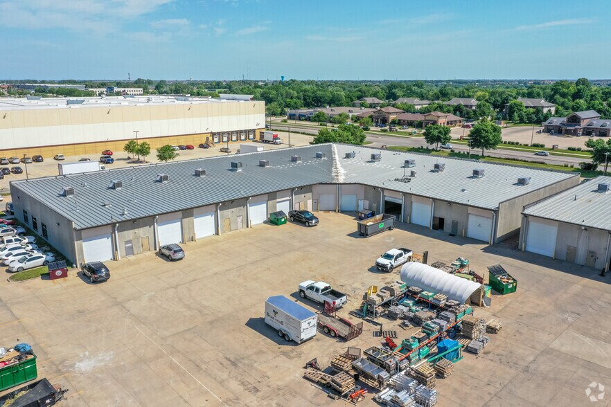 3946-3998 NW Urbandale Dr, Urbandale, IA for lease - Building Photo - Image 3 of 5