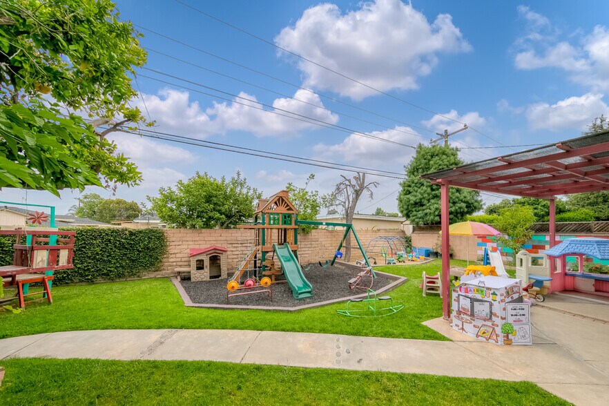 9642 Dewey Dr, Garden Grove, CA à vendre - Photo du bâtiment - Image 2 de 12