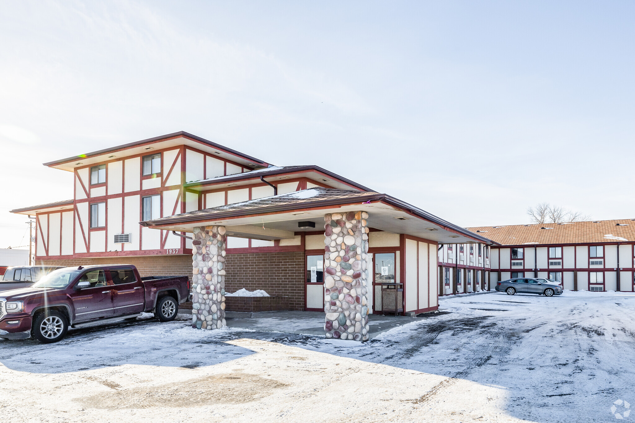 1937 N Broadway, Minot, ND for sale Primary Photo- Image 1 of 1