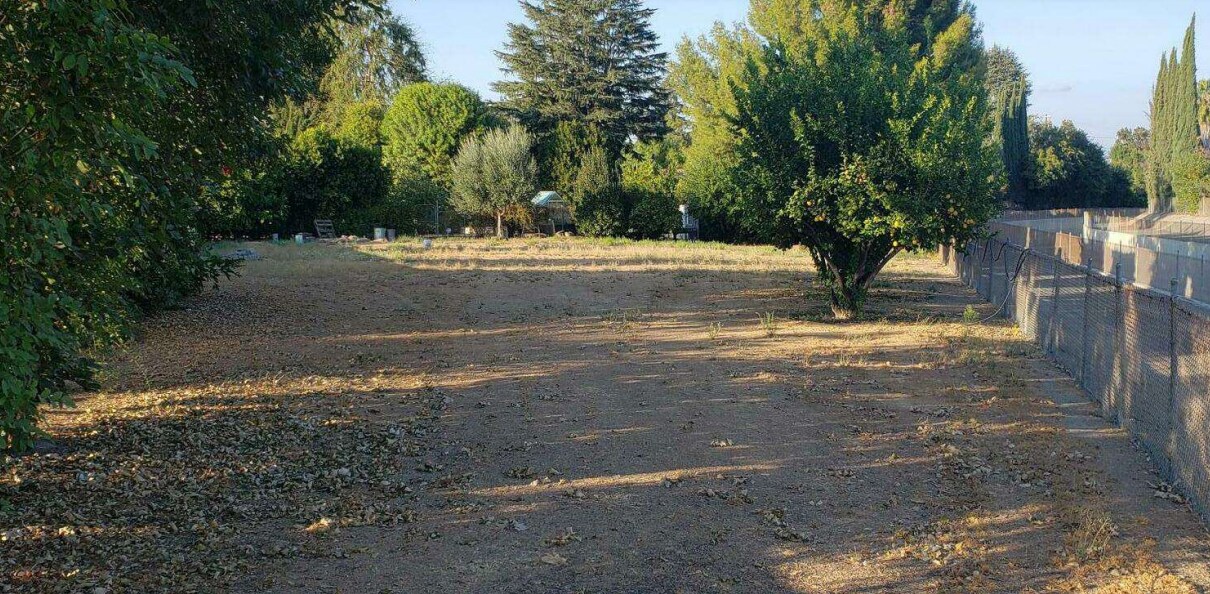 23045 Burbank Blvd, Woodland Hills, CA à louer Photo du bâtiment- Image 1 de 2