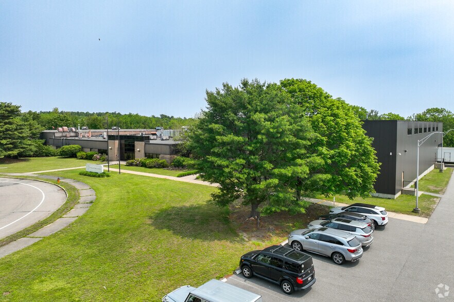 1 Norfolk Ave, South Easton, MA à louer - Photo du bâtiment - Image 3 de 4