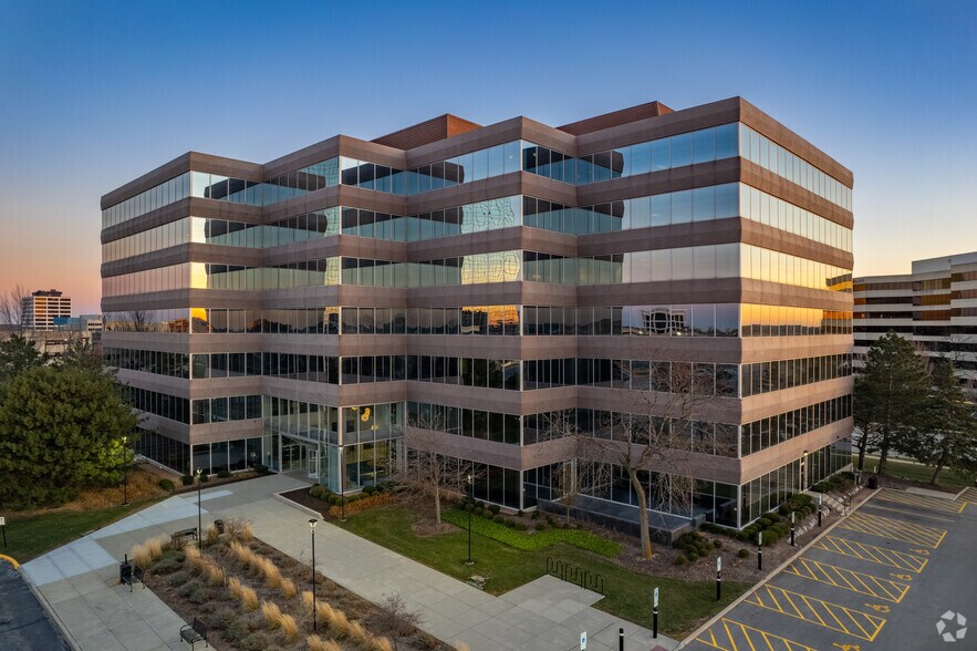 1300 E Woodfield Rd, Schaumburg, IL à louer - Photo du bâtiment - Image 2 de 15