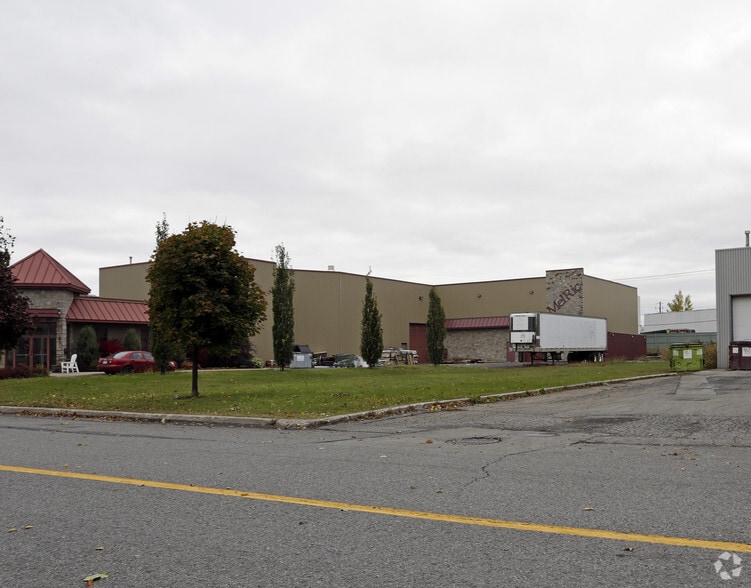 1100 Rue des Cascades, Châteauguay, QC à vendre - Photo du bâtiment - Image 2 de 2