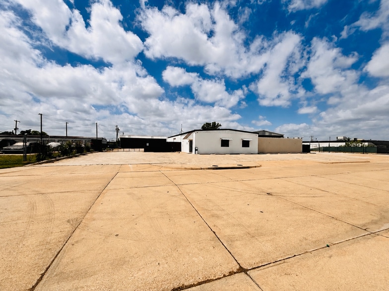 4212 Garland Dr, Haltom City, TX for lease - Building Photo - Image 2 of 17