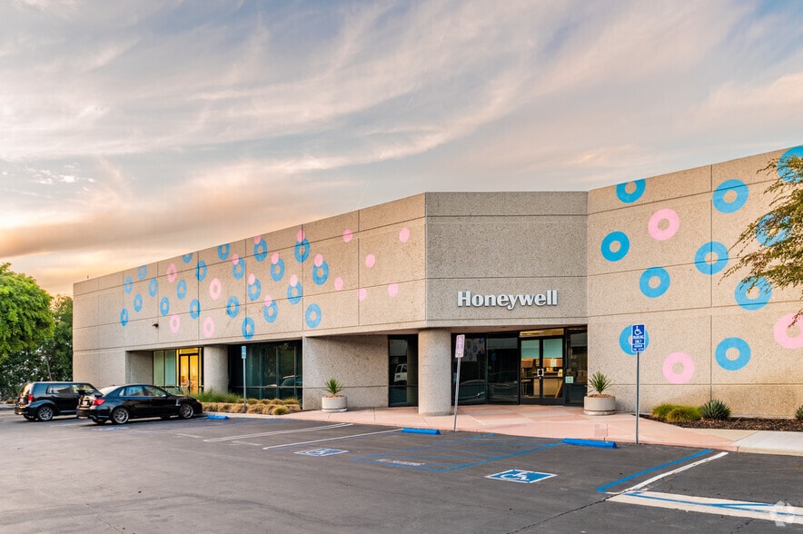 Centerpointe Portfolio portfolio of 3 properties for sale on LoopNet.ca - Primary Photo - Image 2 of 4