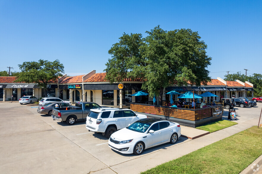 2402-2438 Forest Park Blvd, Fort Worth, TX for lease - Primary Photo - Image 2 of 2