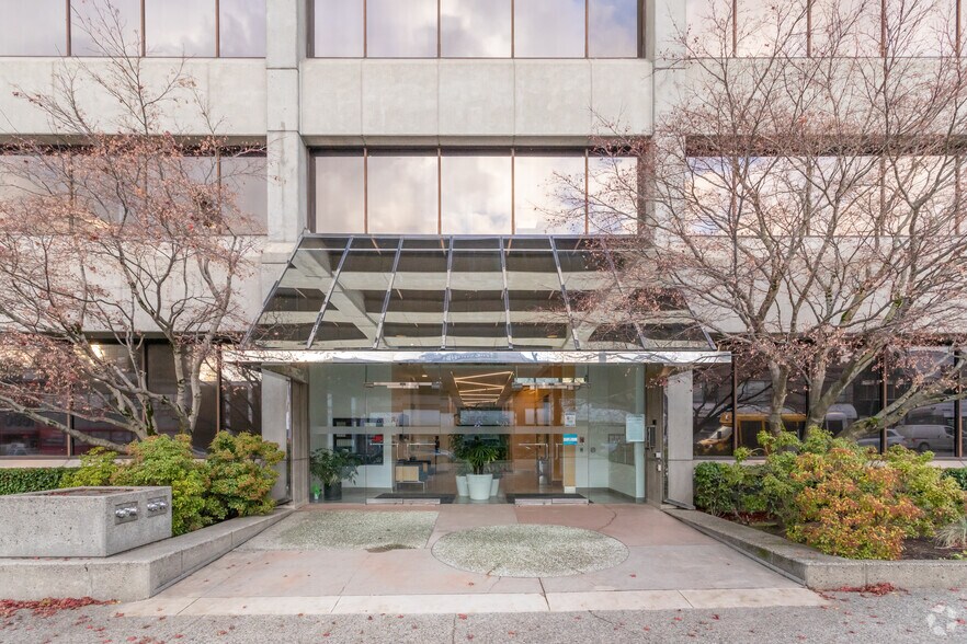 1665 W Broadway, Vancouver, BC à louer - Photo du bâtiment - Image 2 de 6