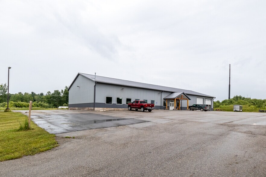 20055 8 Mile Rd, Stanwood, MI à vendre - Photo du bâtiment - Image 2 de 22