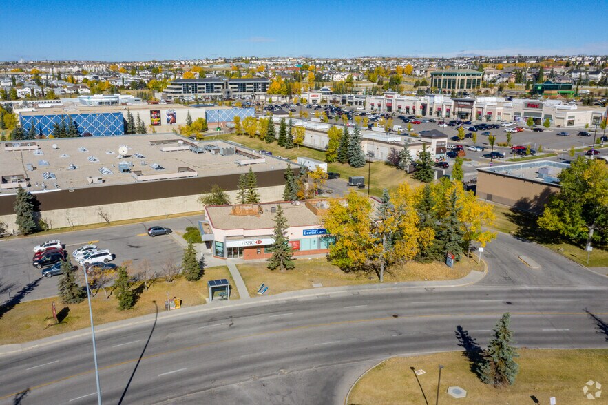 75 Crowfoot Cres NW, Calgary, AB à louer - Aérien - Image 3 de 4