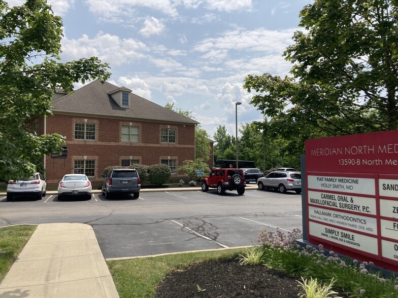13590 N Meridian St, Carmel, IN à louer - Photo du bâtiment - Image 3 de 16