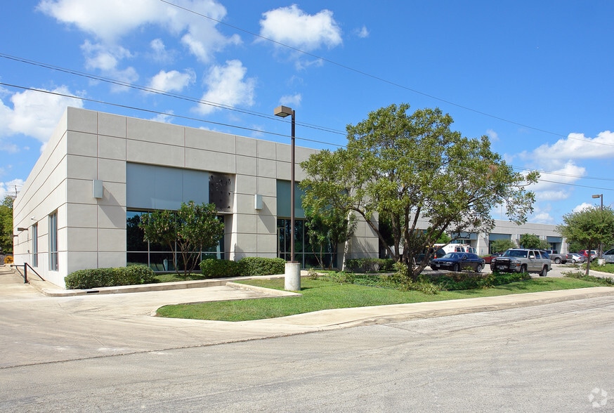 9527 McCullough Ave, San Antonio, TX for lease - Building Photo - Image 1 of 22