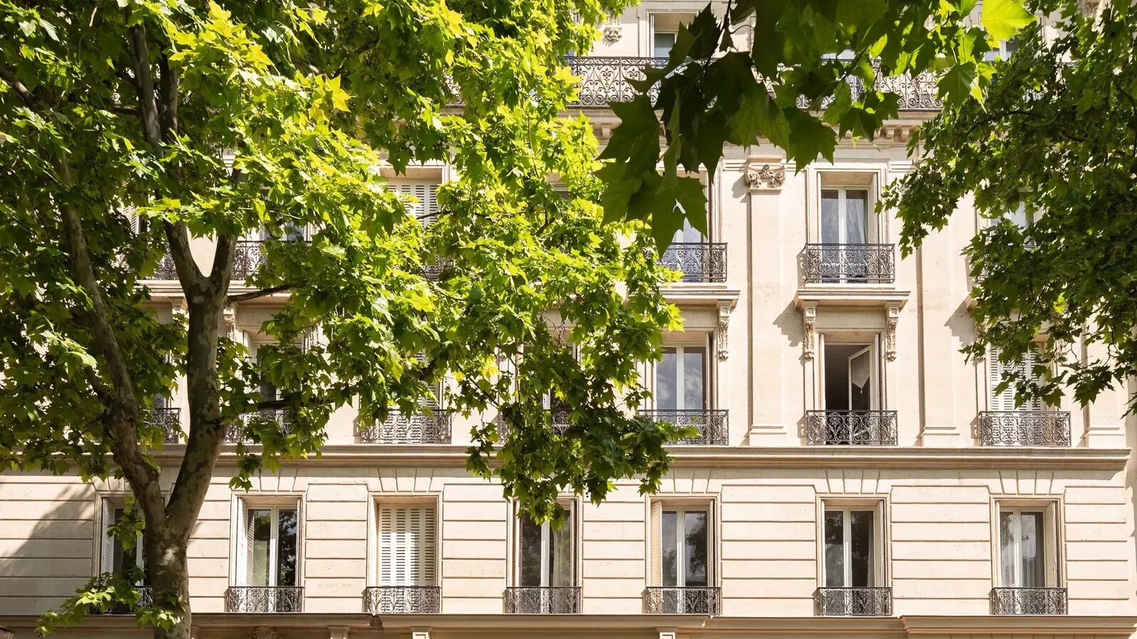 Multifamily in Paris for sale Building Photo- Image 1 of 4