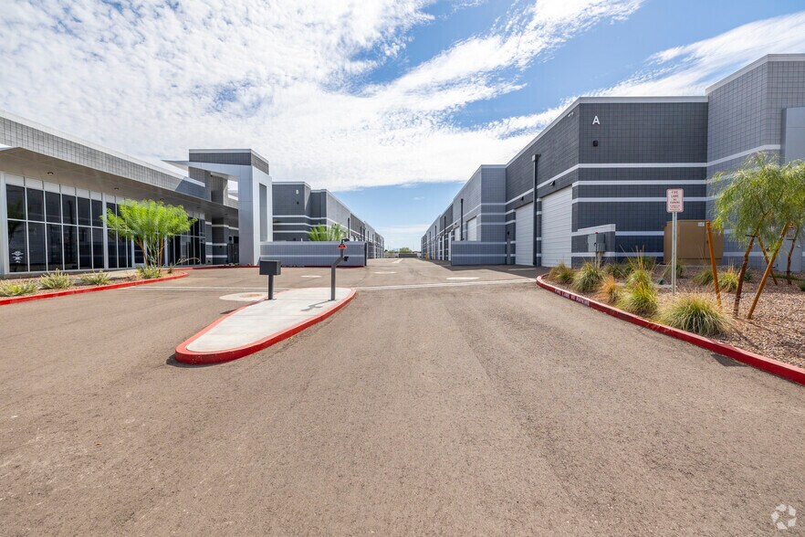 24415 N 19th Ave, Phoenix, AZ à vendre - Photo du bâtiment - Image 2 de 21