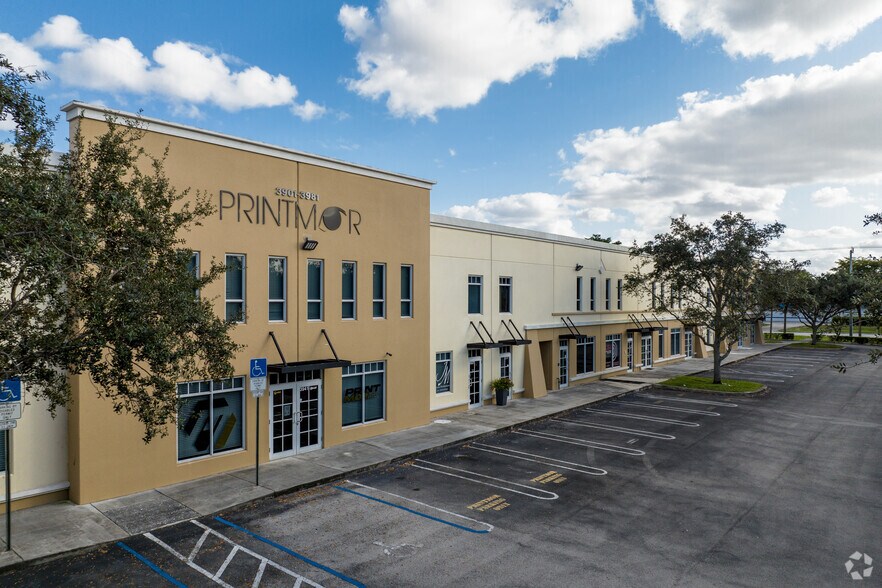 3901-3981 NW 126th Ave, Coral Springs, FL à louer - Photo du bâtiment - Image 3 de 8