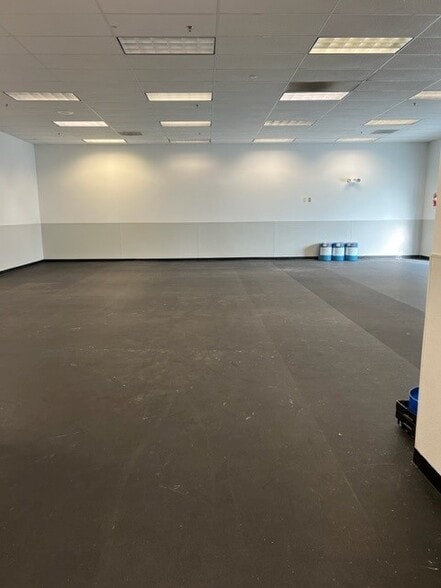 6095 SE Tualatin Valley Hwy, Hillsboro, OR for lease - Interior Photo - Image 3 of 13