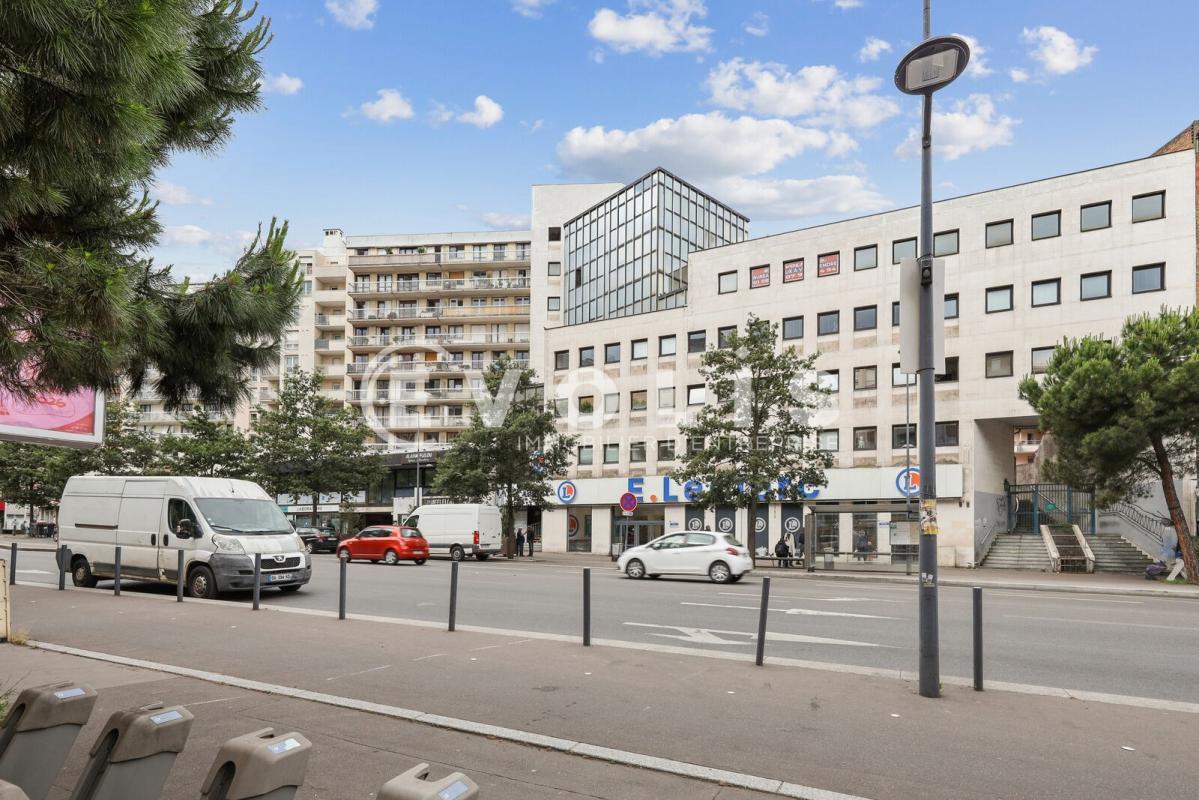 Office in Le Kremlin-Bicêtre for sale Building Photo- Image 1 of 9