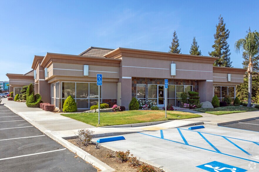 7676 N Palm Ave, Fresno, CA à louer - Photo du bâtiment - Image 3 de 6