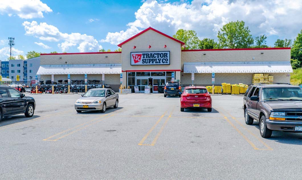 Tractor Supply, Middletown, NY for sale Primary Photo- Image 1 of 4