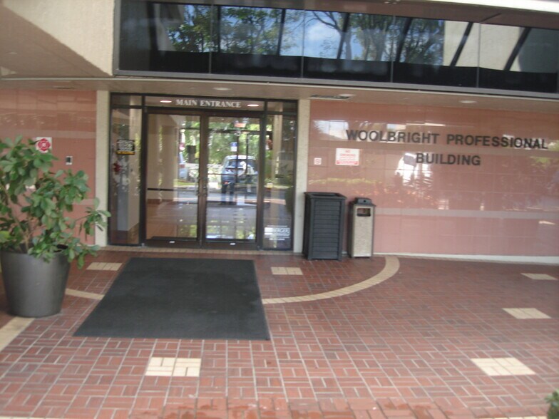 2240 W Woolbright Rd, Boynton Beach, FL à louer - Photo du bâtiment - Image 3 de 11