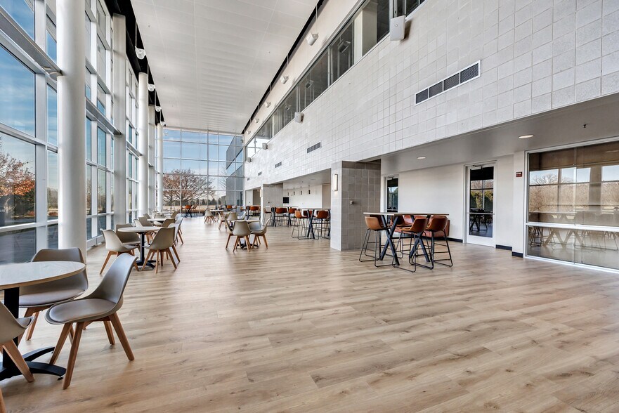 3500 Packerland Dr, De Pere, WI à louer - Photo du bâtiment - Image 3 de 46