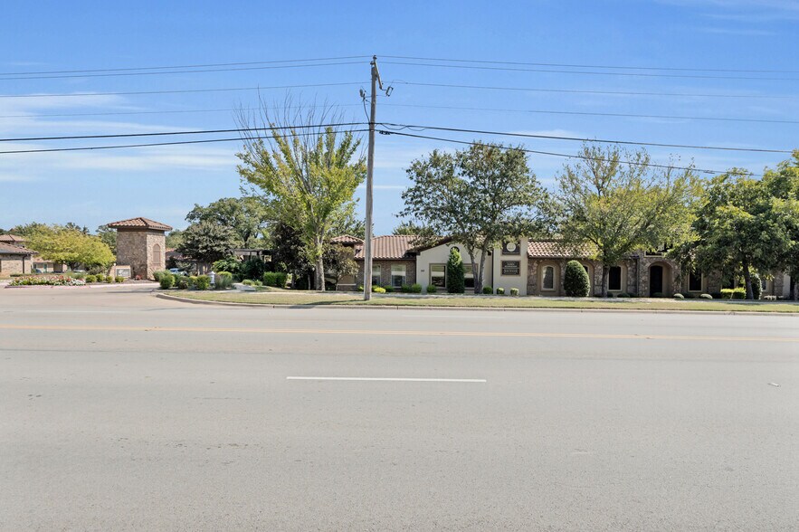 550 N Walnut Creek Dr, Mansfield, TX à vendre - Photo du bâtiment - Image 2 de 21