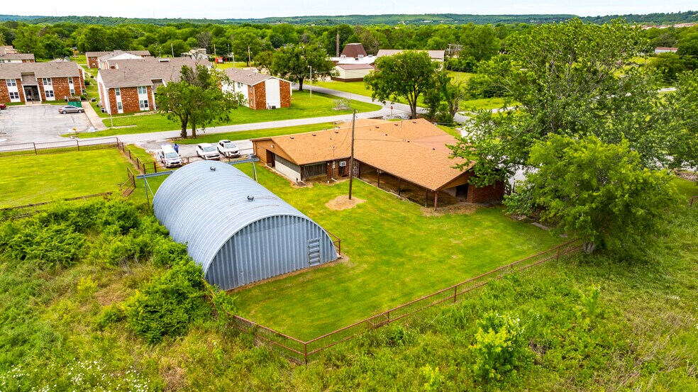 1404 S B St, Henryetta, OK à vendre - Photo du bâtiment - Image 3 de 42