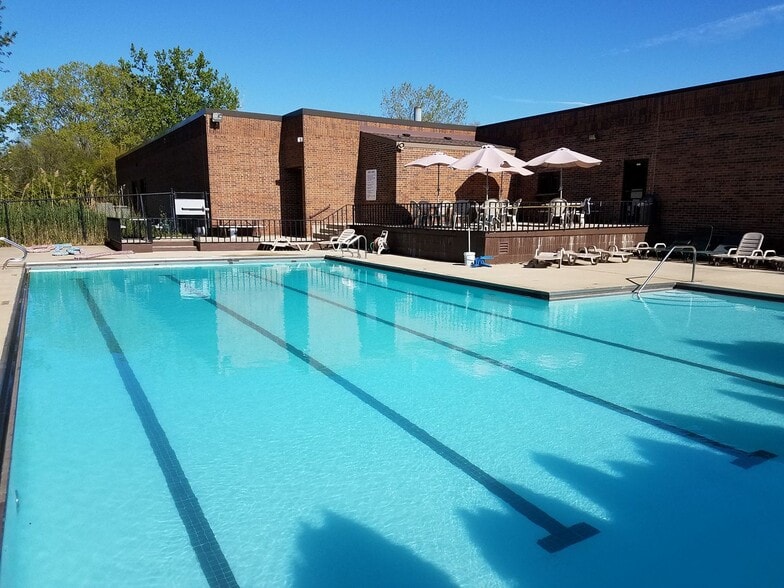 830 E Roosevelt Rd, Lombard, IL for sale - Building Photo - Image 2 of 40