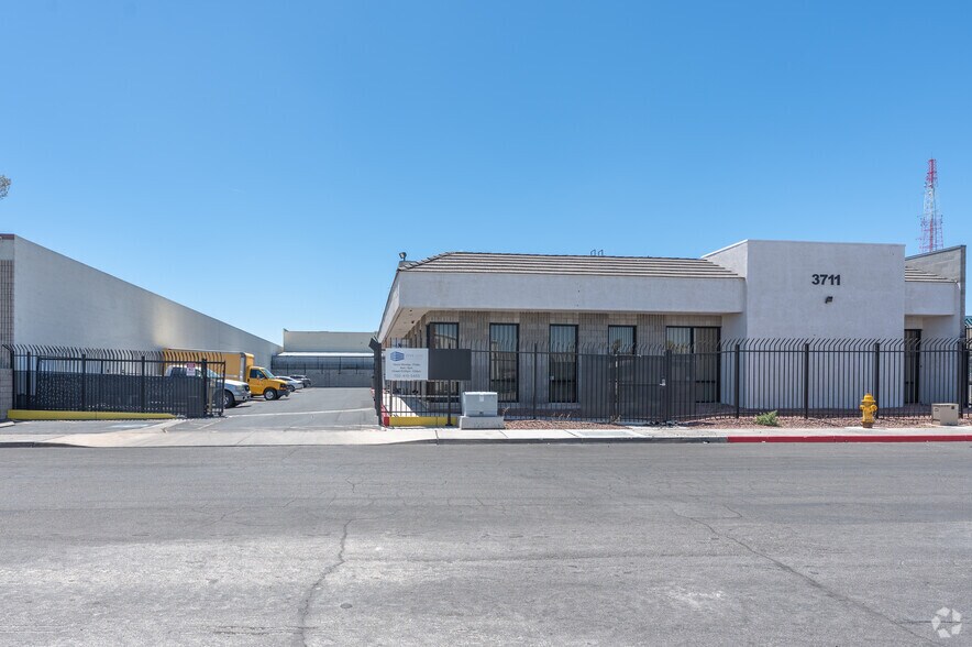 3711 Regulus Ave, Las Vegas, NV à louer - Photo du bâtiment - Image 2 de 6
