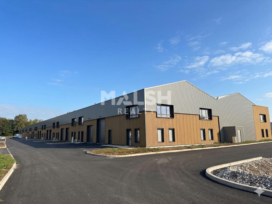 Flex in Bourgoin-Jallieu for lease Building Photo- Image 1 of 3