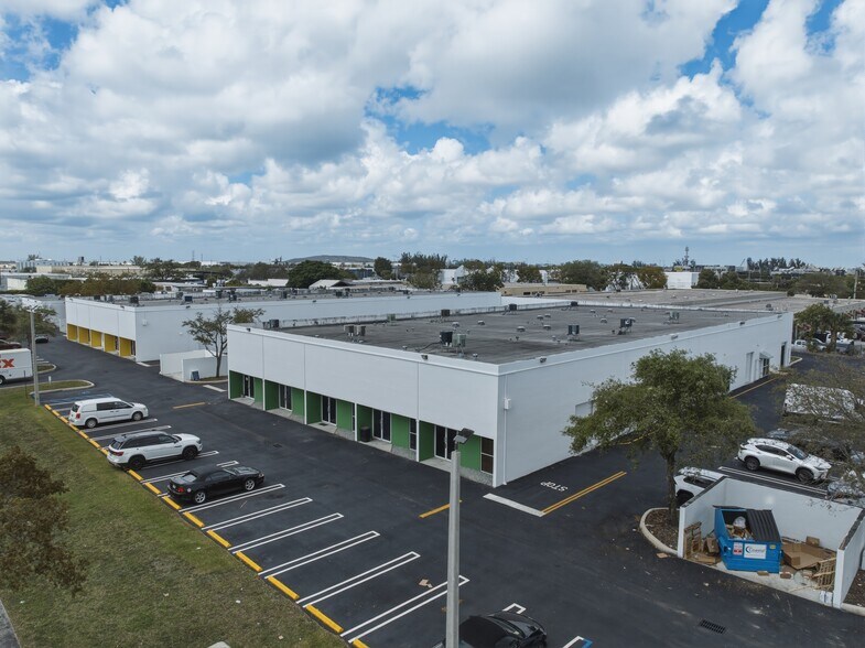 6700-6724 NW 72nd Ave, Miami, FL à louer - Photo du bâtiment - Image 3 de 7