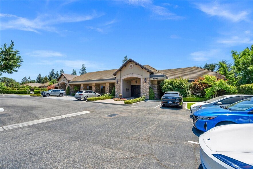 3705 W Beechwood Ave, Fresno, CA à louer - Photo du bâtiment - Image 2 de 10
